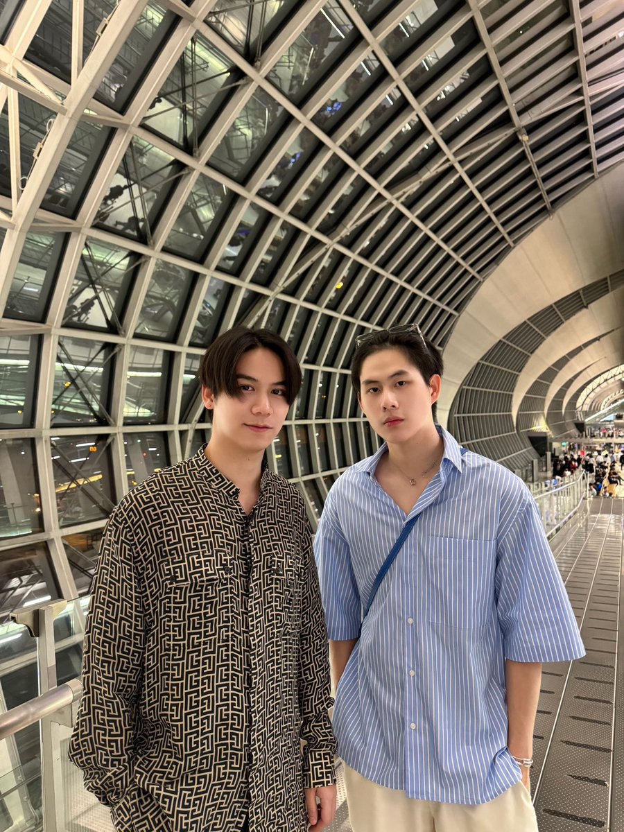 GMMTV's tweet photo. 僕たち２人は今から飛行機に乗ります。大阪よ、待っていてね。皆さんお会いしましょう！
ตอนนี้เรา 2 คน เตรียมขึ้นเครื่องแล้วครับทุกคน โอซาก้าจ๋า รอแปบเดียว เดี๋ยวเจอกันนะครับทุกคน 

#GMMTVFANDAY12
#WSMLFANDAYxJAPAN
#GMMTV https://t.co/uunnw6OL8d