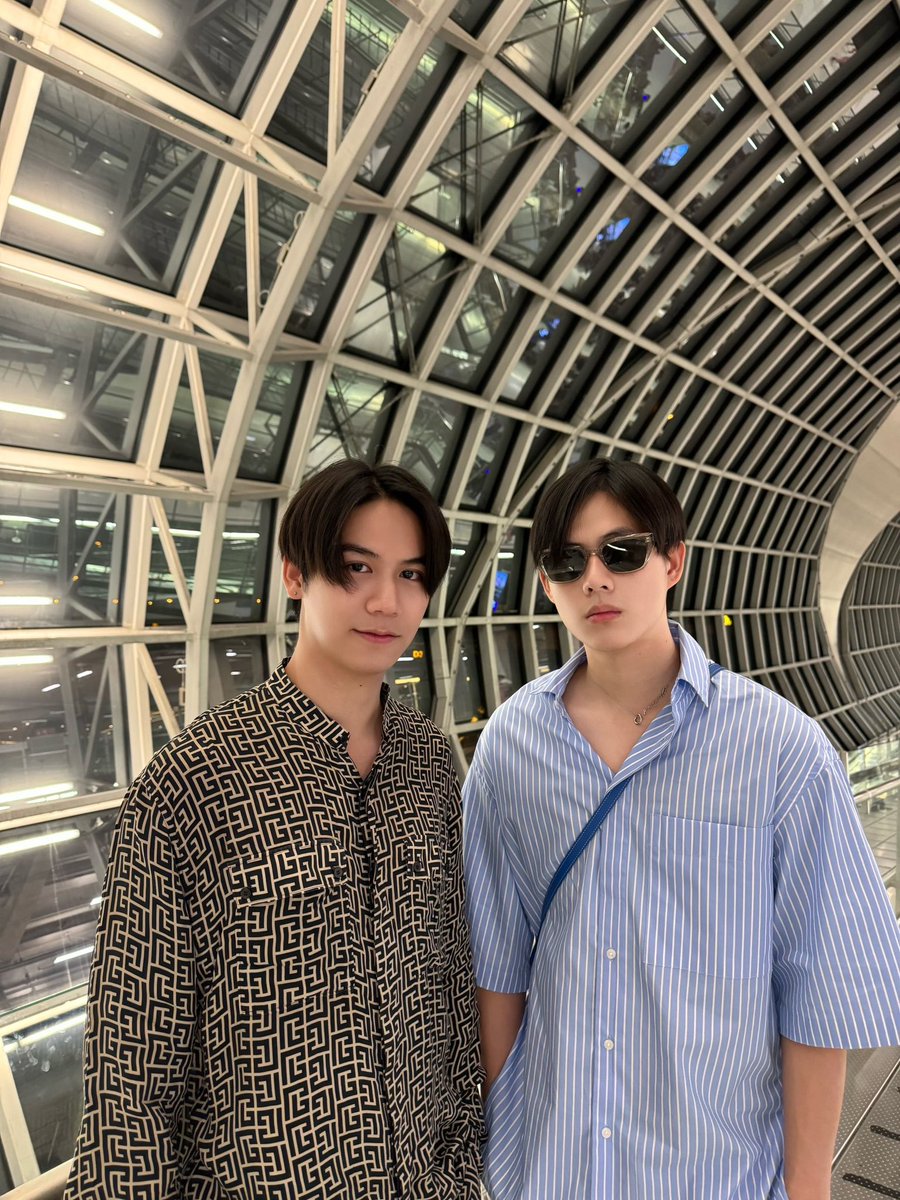 GMMTV's tweet photo. 僕たち２人は今から飛行機に乗ります。大阪よ、待っていてね。皆さんお会いしましょう！
ตอนนี้เรา 2 คน เตรียมขึ้นเครื่องแล้วครับทุกคน โอซาก้าจ๋า รอแปบเดียว เดี๋ยวเจอกันนะครับทุกคน 

#GMMTVFANDAY12
#WSMLFANDAYxJAPAN
#GMMTV https://t.co/uunnw6OL8d