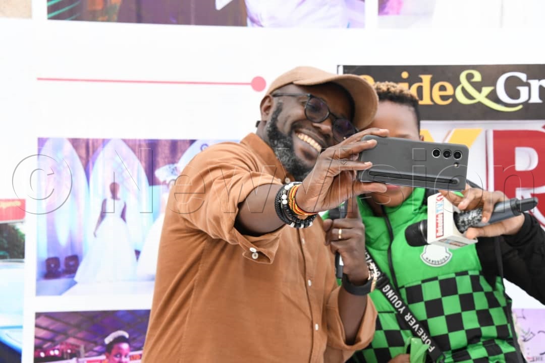 #BrideAndGroomExpo: <a href="/VisionGroup/">Vision Group</a> employees capturing unforgettable moments with the man who signs the pay cheques - CEO <a href="/nyamadon/">Don Wanyama</a> 

📸: Mpalanyi Ssentongo