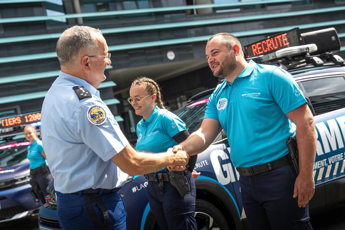 Gendarmerie's tweet photo. #TourDeFrance2024 🚴‍♀️ 🇫🇷 Voici la nouvelle équipe de la #caravane qui suivra les 21 étapes du Tour de France masculin et les 8 étapes du Tour de France féminin !
La #gendarmerie nationale est présente depuis 1995 au sein de la caravane publicitaire. #TDF @Ch_RGZ https://t.co/A7WhHot4Rq
