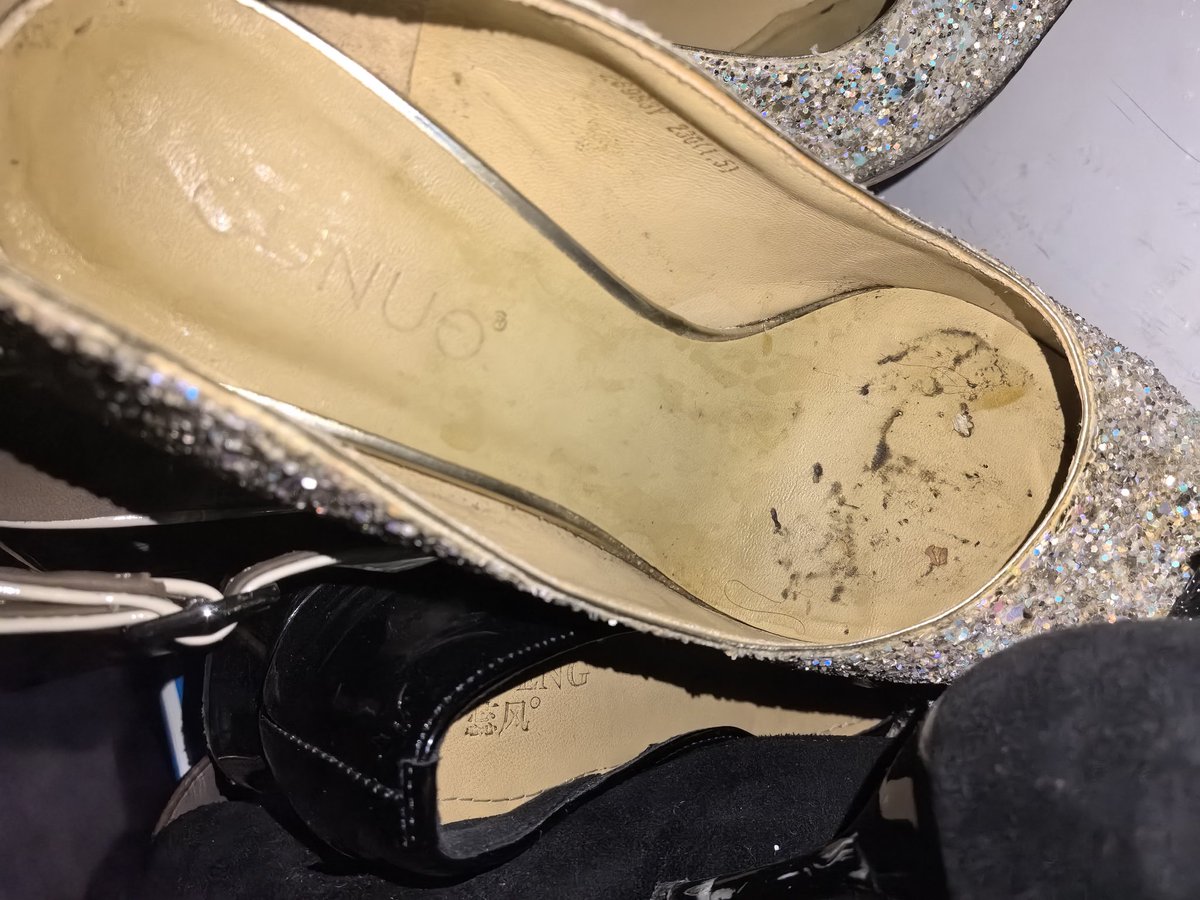 m123222269's tweet photo. 继续保养 第二张脚泥里面全是鸡巴毛 给妹子骚脚增加味道 https://t.co/relVnCCTpm