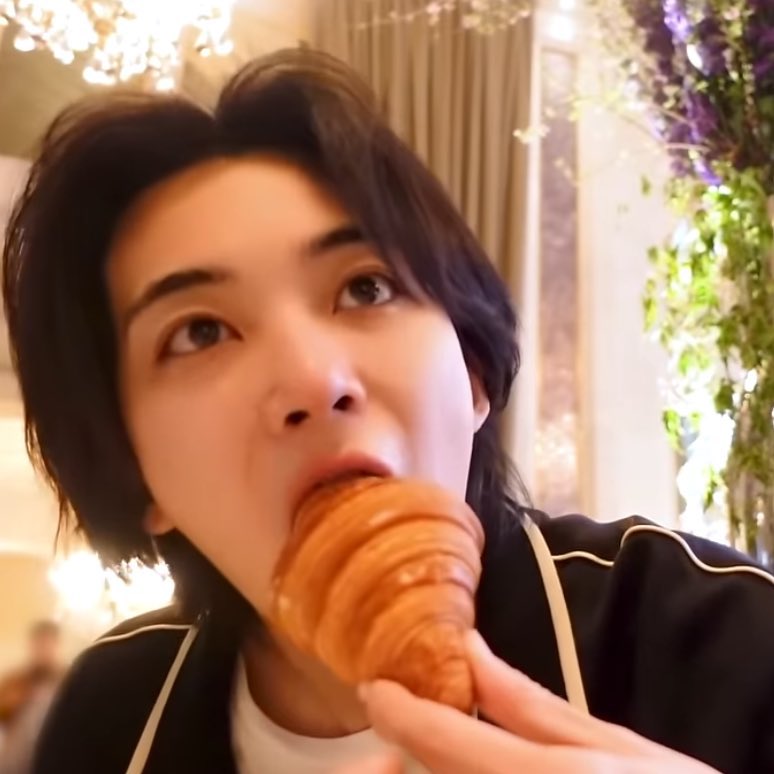 gagi ang cute 😭🥐