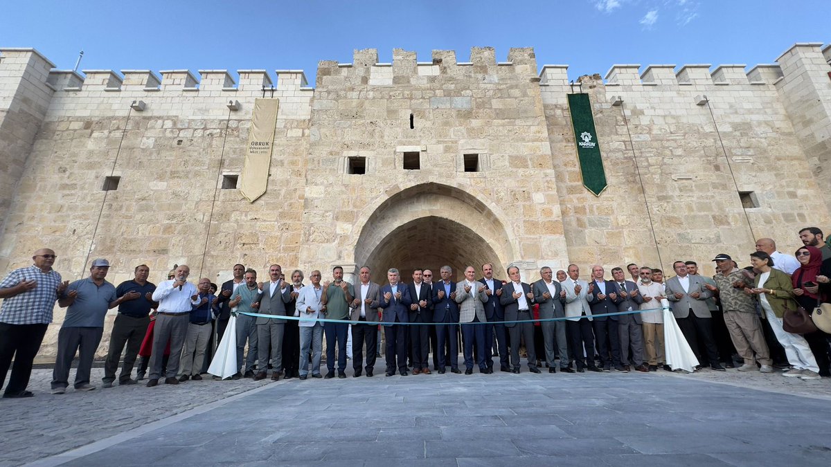 Bugün 800 yıllık bir tarihi yeniden ihya etmenin mutluluğunu yaşadık.

Obruk Kervansaray’ı müze ve otel düzeniyle hizmete açtık. 

Şehrimize hayırlı olsun. 

Özel günümüzde birlikte olduğumuz Kültür ve Turizm Bakan Yardımcımız Sn. Nadir Alpaslan’a, Konya Valimize, Büyükşehir