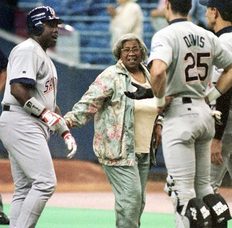 BBGreatMoments's tweet photo. Tony Gwynn got his 2,000th, AND 3,000th hits on his mom’s birthday. https://t.co/7XuRTbxwuN