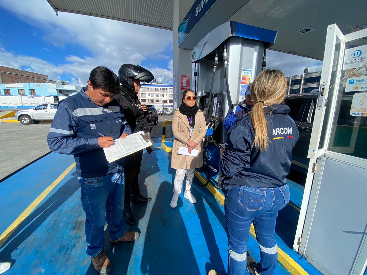 ARCOM_Ecu's tweet photo. #Urgente 📍

@ARC_EnergiaEC evidenció que la estación de servicio ESPOCH en #Chimborazo facturó a $ 2, 72 antes de que rija la medida en combustible extra, adulterando el precio oficial. 

Se levantan las respectivas actas de proceso sancionatorio.

#SolucionesEnTerritorio🇪🇨 https://t.co/Fh9QXhr9GU