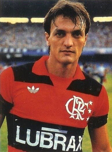 CentralFlaNacao's tweet photo. George Helal disse:  "no auge da carreira, Leandro chegou na minha sala para renovar o contrato e, assinou em uma folha A4 em branco dizendo: “os valores não importam, o fundamental é jogar no Flamengo”.

Leandro é ídolo dms,fez de tudo pra ficar.
Pra mim,está somente atrás de Zico como ídolo.