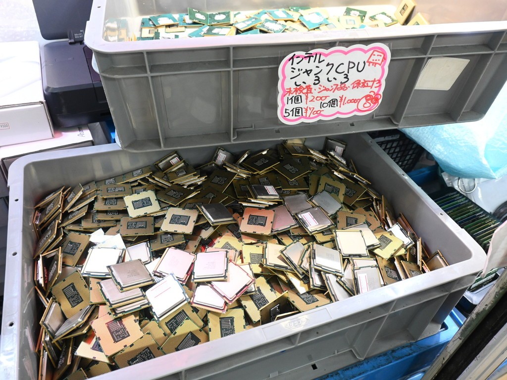 週末版秋葉原特価品情報】ざくざく山盛りのジャンクIntel CPUが1個200