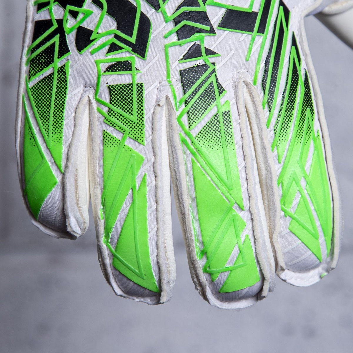 S1 Tornado! 🌪️ 

Available now on the website! 🤩 

Sizes 5-11 🧤 
£34.99 😱  

Circular ROLL finger!

S1Goalkeeping.co.uk ⬅️