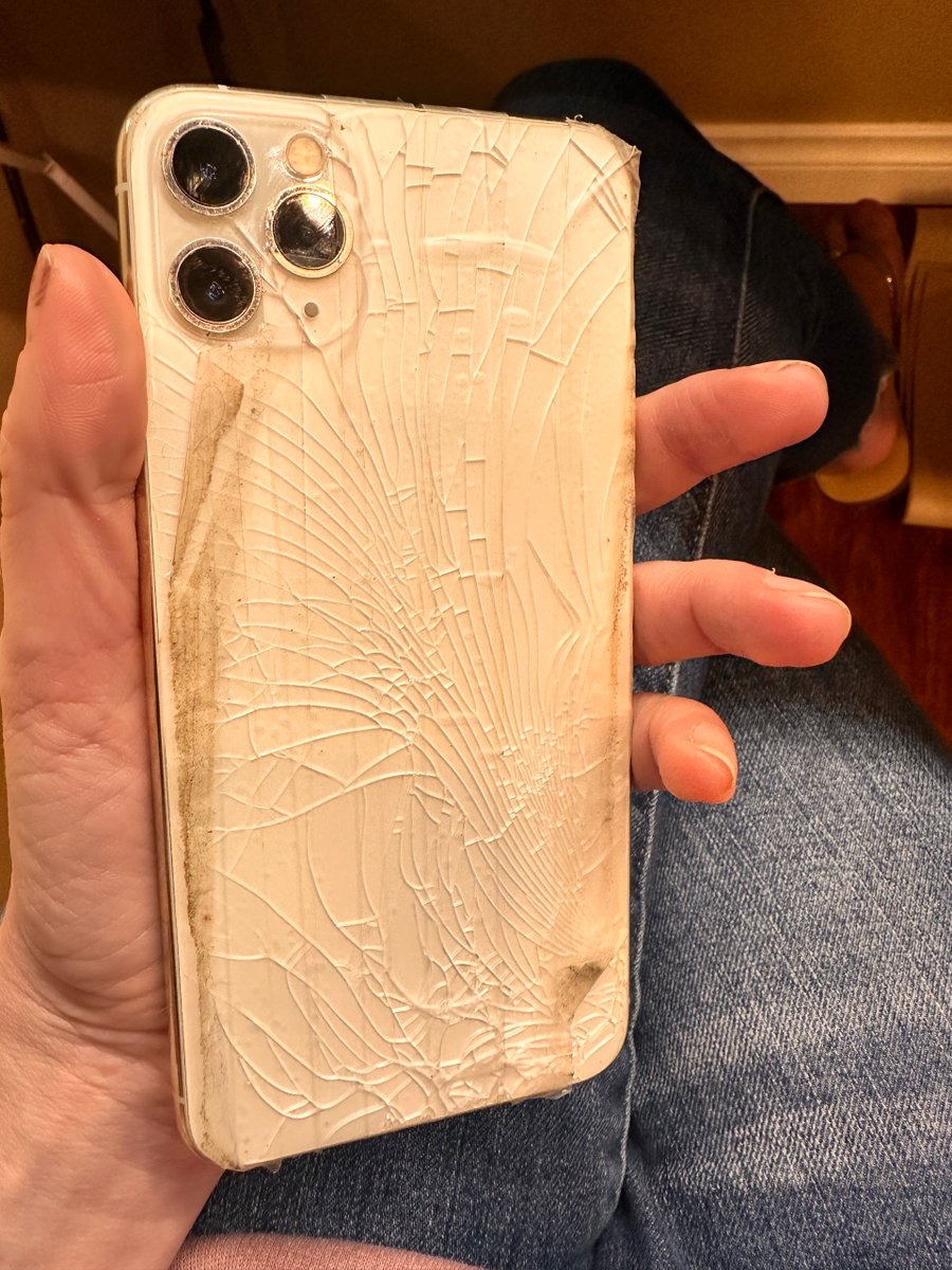 GirlPhoneTech's tweet image. Cracked screen blues? Turn that frown upside down at Phone Shop Tri-Cities! 

And did you know some major credit cards cover repair costs? Your phone – and wallet – will thank you! 💳📲 #ScreenRepair #SmartSolutions #kennewick #richland #pasco #wallawalla #pendleton