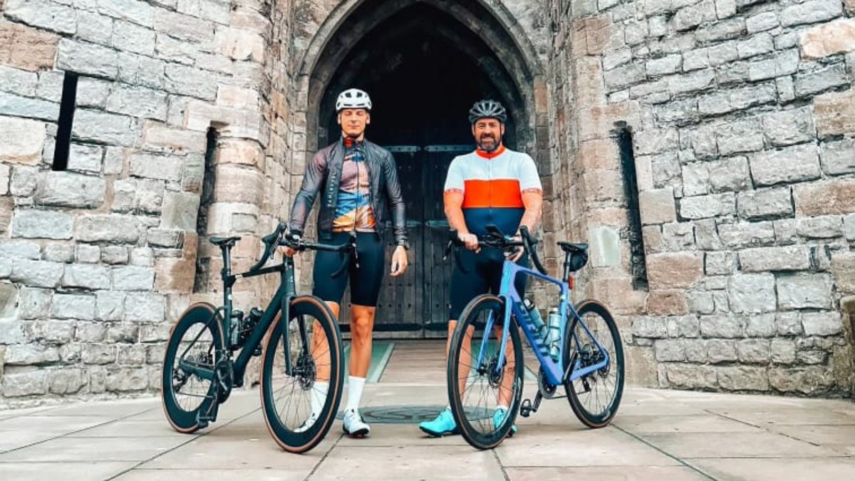 WelshAmbulance's tweet photo. 🚲Two #TeamWAST emergency medical technicians completed a 24-hour cycle ride in aid of @air_ambulance.

Joe and Mikey swapped their emergency vehicles to get on their bikes to cycle from North Wales to South Wales. They have raised over £1,200. 👏🙌

🔗 https://t.co/LZFYg5ULTF https://t.co/jb6G7CTJNW