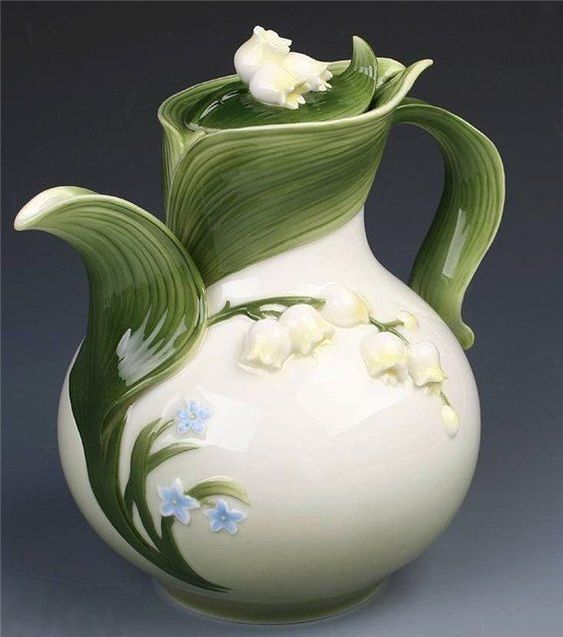 lavieestbelIe's tweet photo. Lily of the valley vases https://t.co/mxMkV3Y9ns
