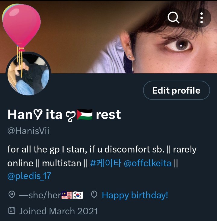 HanisVii's tweet photo. My balloon are stuck lol https://t.co/x6mZ8FrDW7