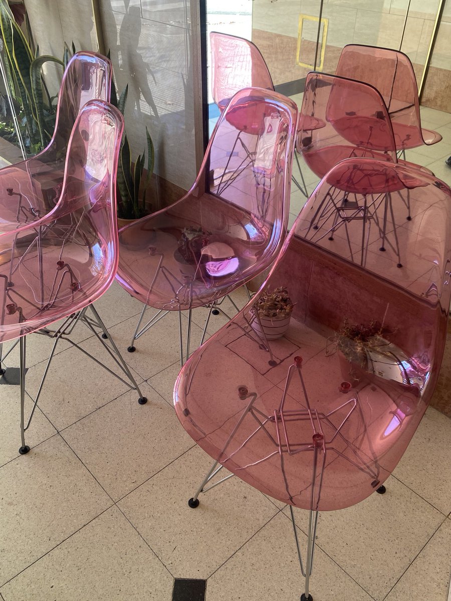 hechoportina's tweet photo. MIREN LAS SILLAS QUE COMPRAMOS https://t.co/AdxKAeCnsD