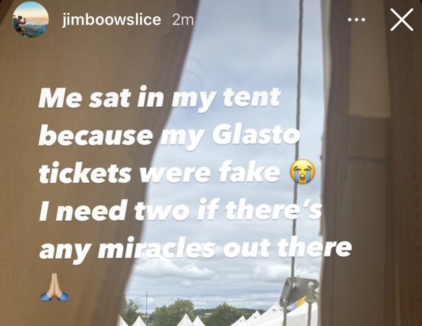 louieatt's tweet photo. eleanor y su novio fueron a glastonbury y no pueden pasar al festival porque sus boletos son FAKE jajajajajajaj https://t.co/JxDnfpnEnU
