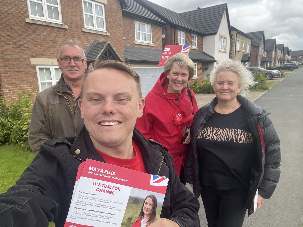 connord_291's tweet image. Another brilliant (but gusty) double session today in Preston Rural North speaking to voters on the doorstep for Ribble Valley Labour’s @mayaellisuk 🌹

Voters are keen for change all over Ribble Valley and recognise it’s Labour who can deliver it on Thursday 🗳️