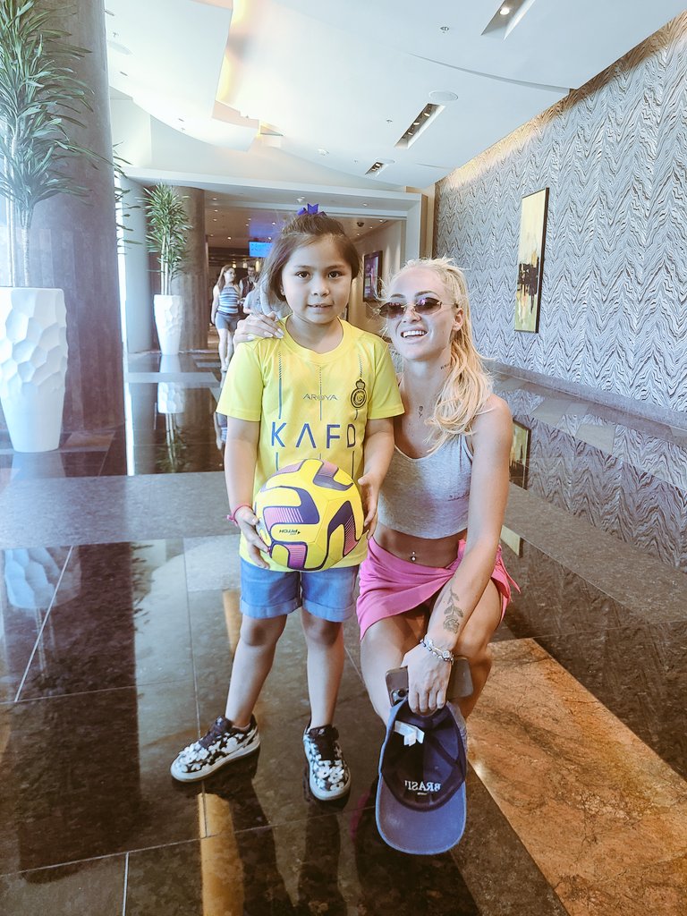 Mi hija junto a #AlishaLehmann  jugadora de la selección de Suiza y #Astonvilla