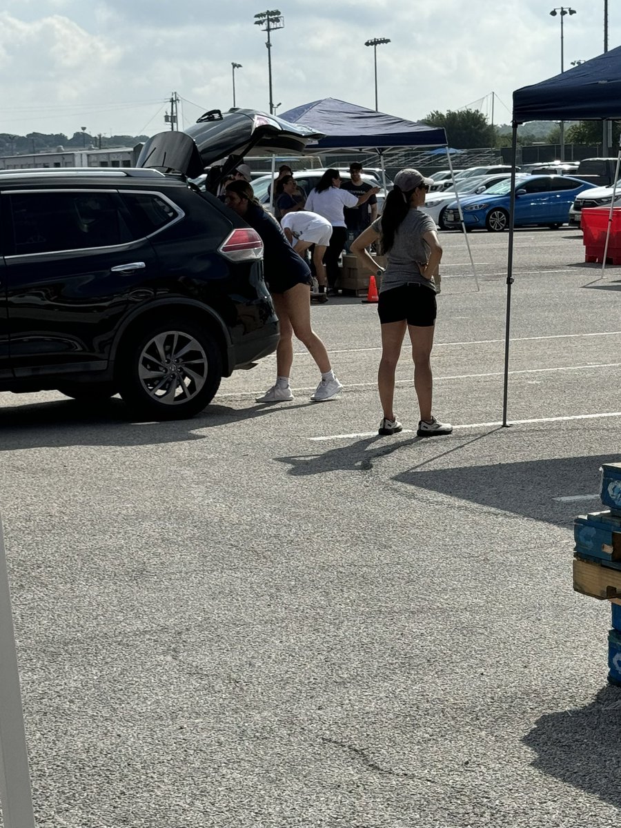 OCVB helping out with the SA Food Bank Mega Distribution event this morning. Thank you NISD and the OC Athletic Booster Club for organizing our volunteers.
#ServantLeadership