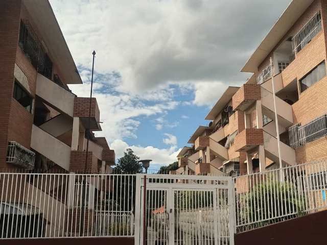 seturinca's tweet photo. Se vende apartamento de 67 mtrs2 con 3 habitaciones y puesto de estacionamiento ubicado en Pedro Camejo - Caracas   

Posee:  

67 mtrs2 
3 Habitaciones 🛏️ 
1 baños 🚽 
1 Puesto de estacionamiento 🚘 

Para más información, nos puede escribir al DM. 🤳🏻
 
#apartamento #caracas https://t.co/Wxh00ozUWT