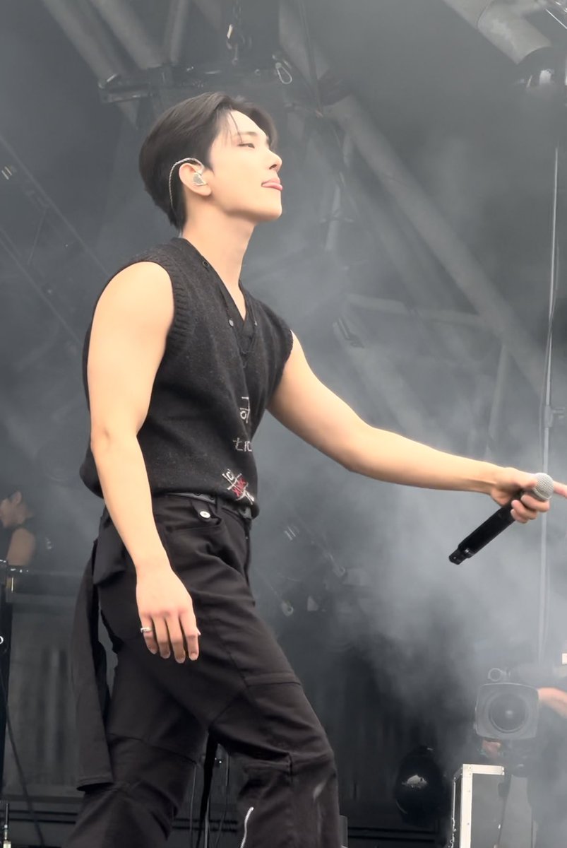 shua_enthusiast's tweet photo. joshua in real life is insane 🧎‍♀️ #조슈아 https://t.co/CxzB0TLldn