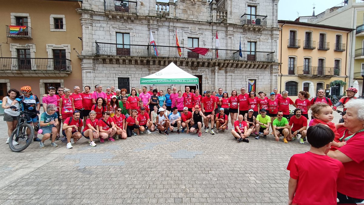 asantiagocontra's tweet photo. Al llegar a Ponferrada, nos estaban esperando miembros de la Asociación local y miembros del @AytoPonferrada #leonesp 
Os agradecemos, de todo corazón, el recibimiento recibido.
No sabéis que fuerzas nos dan todas las muestras de apoyo!! 😍 😍 https://t.co/ZFRHXVz2po