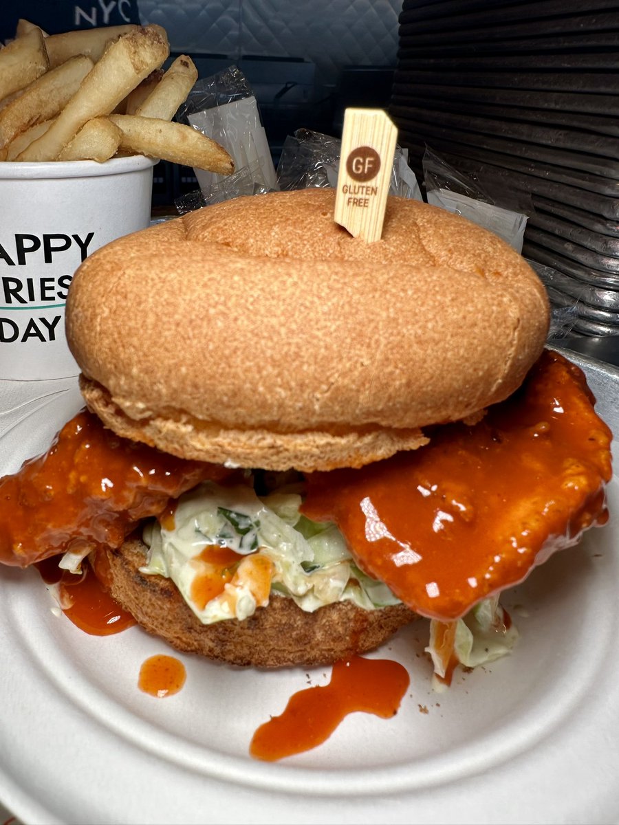 Schnippers's tweet photo. Would you believe this Buffalo Chicken sandwich is gluten free?! (Our crispy chicken is GF by accident and you can always request a GF bun) 😋 📸 @ Chef Jonathan https://t.co/OuIsiUC2gV
