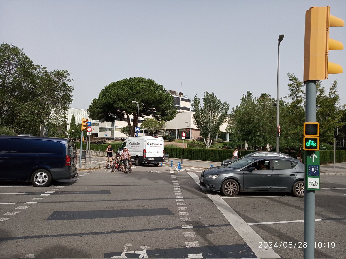 turminder_xuss's tweet photo. #cbinvaders possant-nos en perill
#bicibcn
@GUBBarcelona https://t.co/dYTgvR7wKV