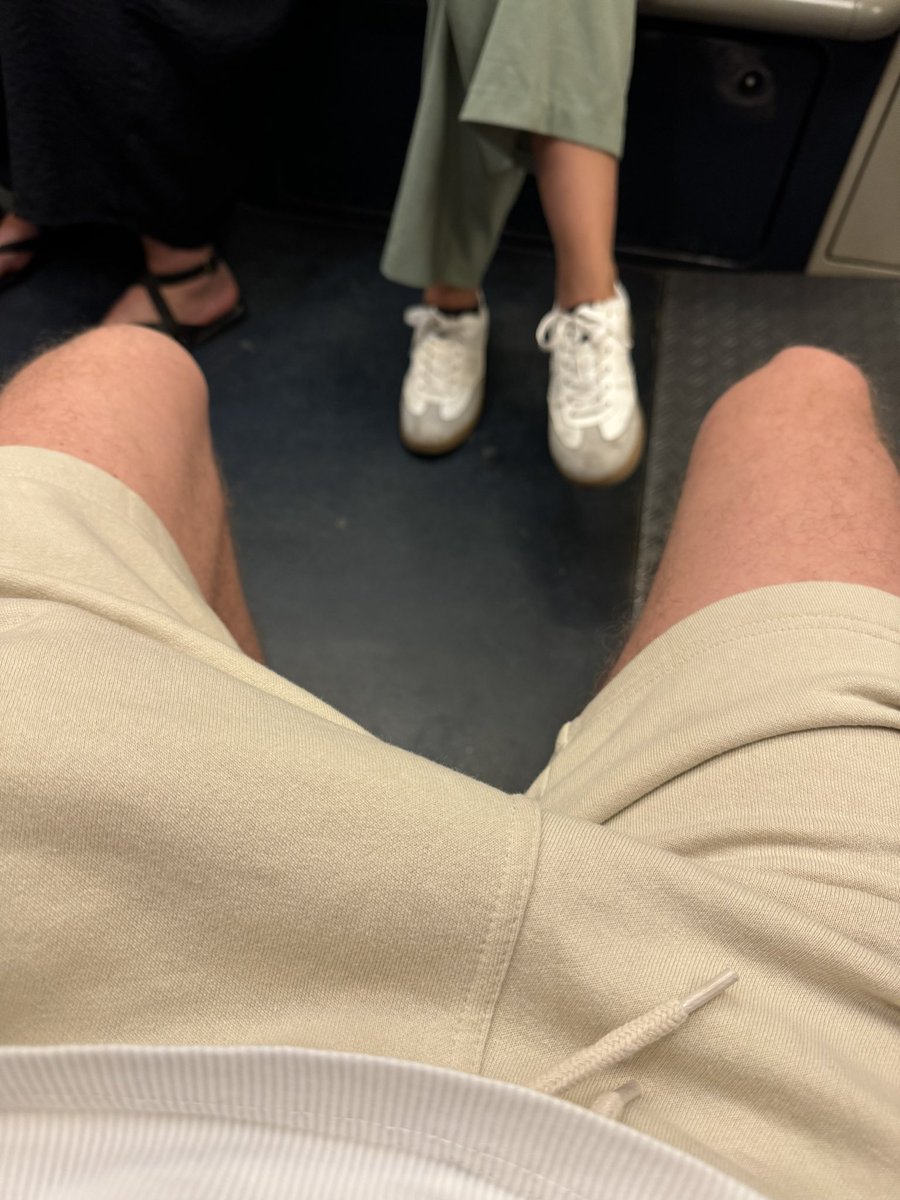 🔥 Il commence enfin à faire chaud, on sort le short pour aller au sport 🔥

J’avais oublié de mettre un boxer en plus 😈🥵

Oops 😬 

RT si tu aimerais faire une séance avec moi 🪖💦

#nounderwear #militaryboy