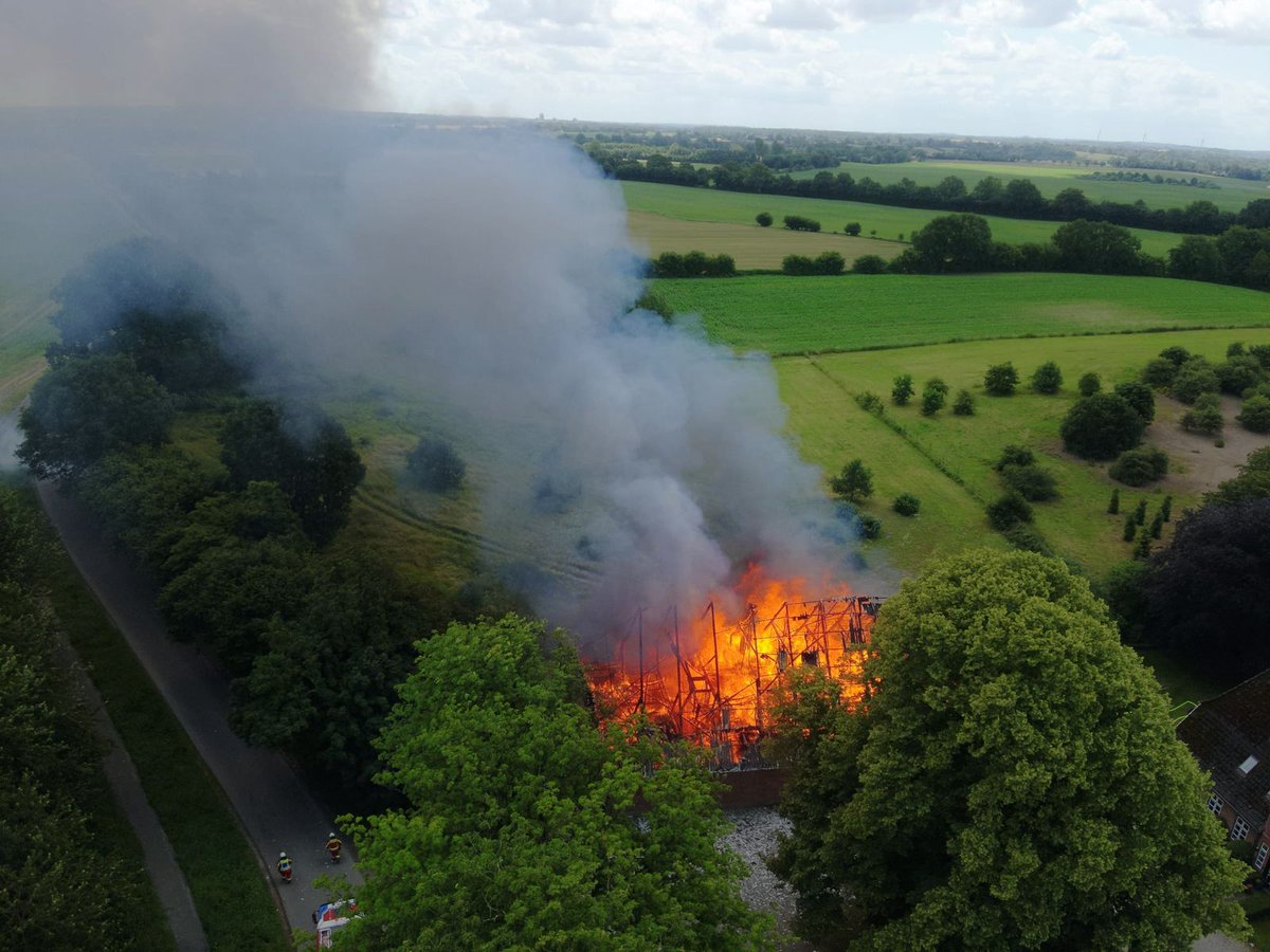 FeuerwehrenOrg's tweet image. 2200 #Küken in abgebrannter #Scheune verendet
Bericht und Fotos auf schau.jetzt/8zoe9
Foto: Drohnenfoto der #Feuerwehr Gettorf, Daniel Passig Kreisfeuerwehrverband RD-ECK