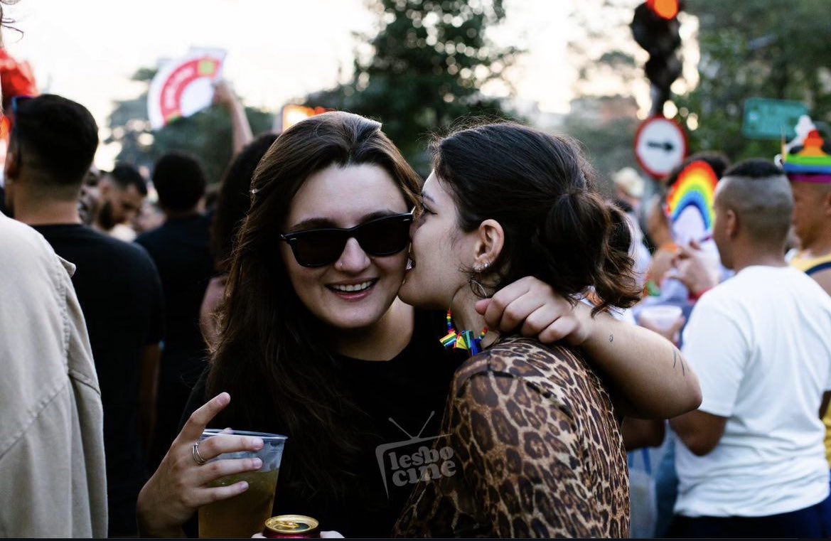lesbocine's tweet photo. Feliz Dia Internacional do Orgulho LGBTQIA+. 🏳️‍🌈

Fotos exclusivas que o Lesbocine fez na Parada de São Paulo 2024. https://t.co/6syb1n1eET