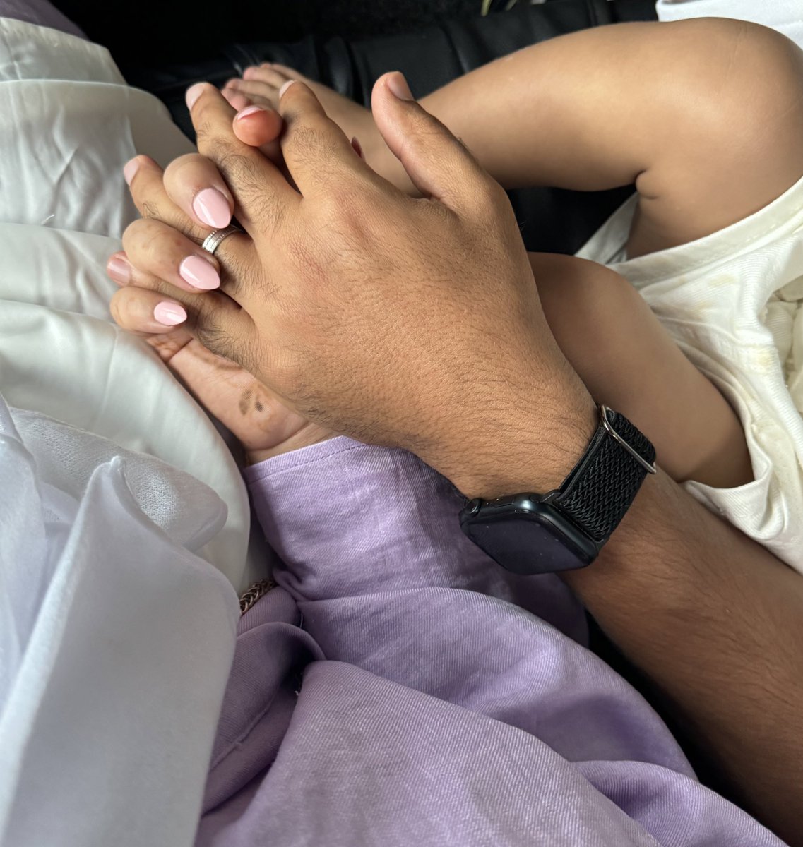 iishm4's tweet photo. يأتي العوض على هيئة رجل ، يفعل كل ما بوسعه حتى يعوضك عن كل ما مررتي به ، وتبقى سعادتك أول اهتماماته 💜 https://t.co/XdHanOLRDW