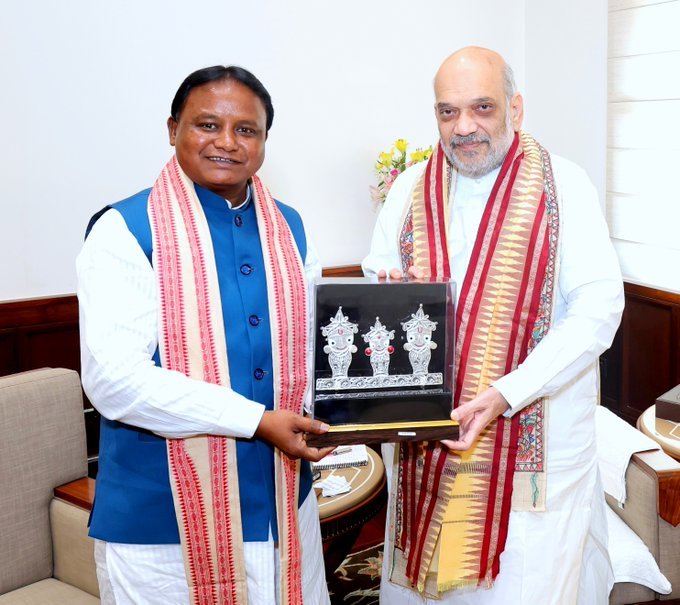 MohanMOdisha's tweet photo. ଆଜି ଦିଲ୍ଲୀ ଗସ୍ତ ଅବସରରେ ଦେଶର ସମ୍ମାନନୀୟ ଗୃହମନ୍ତ୍ରୀ ଶ୍ରୀ @AmitShah ଙ୍କ ସହ ଭେଟ ହେଲା । ପୁଣି ଥରେ ଗୃହ ବିଭାଗ ଭଳି ଗୁରୁତ୍ୱପୂର୍ଣ୍ଣ ବିଭାଗର ଦାୟିତ୍ୱ ମିଳିଥିବାରୁ ତାଙ୍କୁ ଅଭିନନ୍ଦନ ଜଣାଇଲି। ତାଙ୍କ ନେତୃତ୍ୱରେ ଆଜିର ନୂଆ ଭାରତର ସୁରକ୍ଷା ଏବଂ ସ୍ଥିରତା ପୁଣି ଥରେ ନୂଆ ଶିଖର ଛୁଇଁବ ବୋଲି ବିଶ୍ୱାସ । https://t.co/B9R2PWhAPk