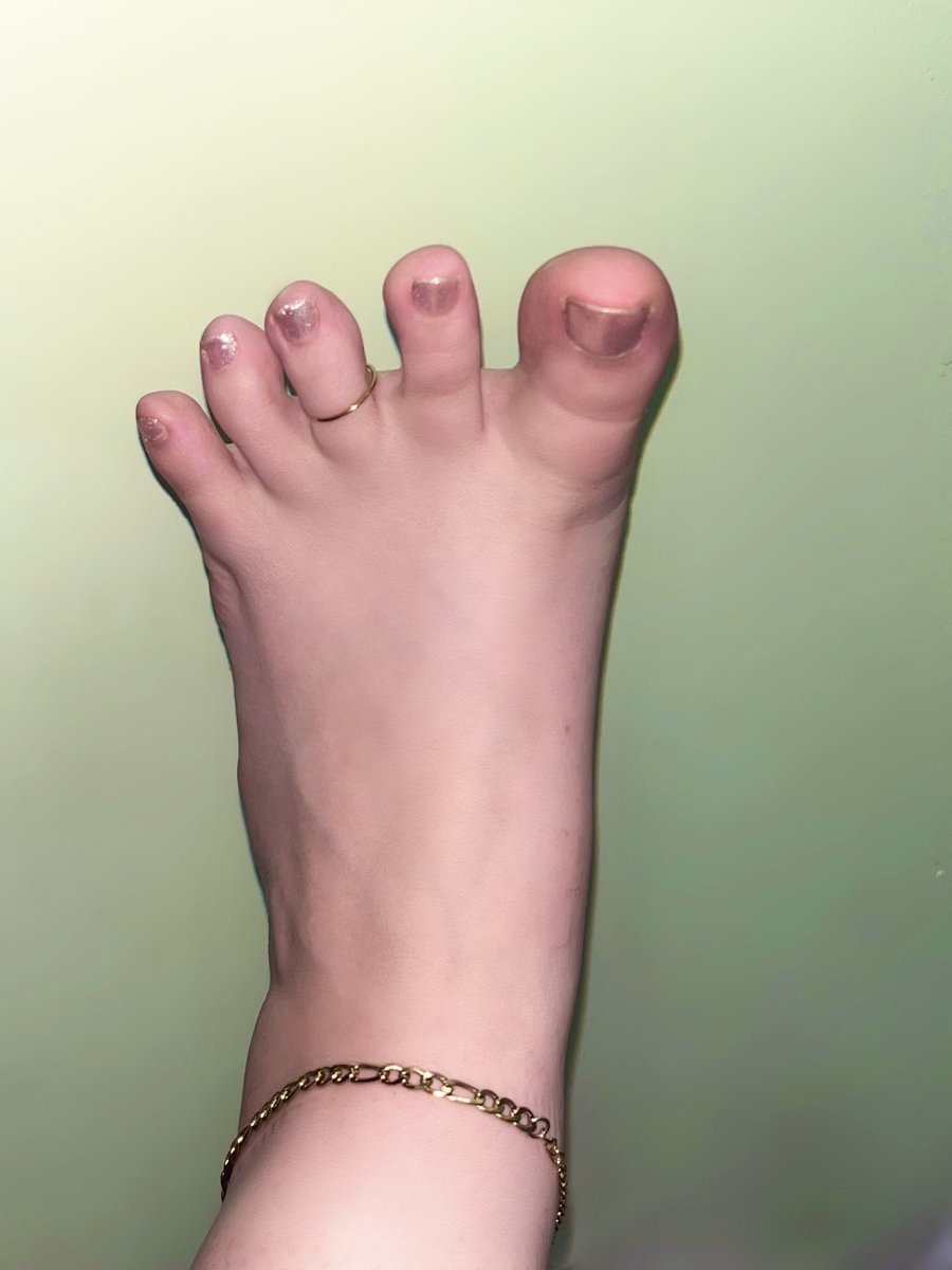 evesgrdnofsoles's tweet photo. My pretty soft feet :) #FeetFridays #feetworshi̇p #Feet #feets https://t.co/UyjpLW8OQX