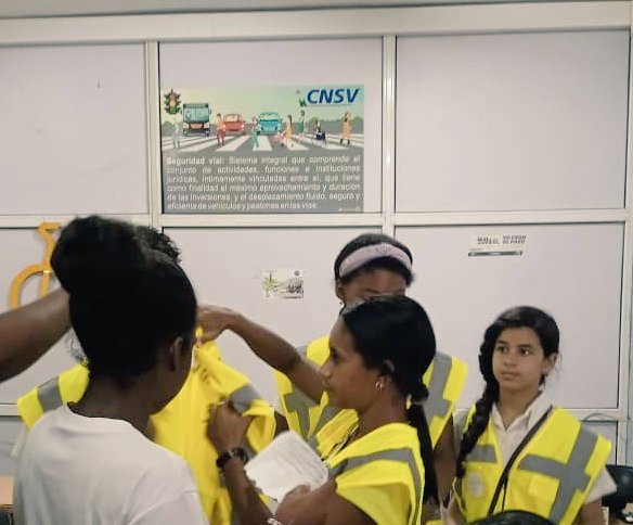 DGEducaPlaza's tweet photo. @DGEducaPlaza
CÍRCULO de interés de "Seguridad Vial", en la institución educativa Secundaria Básica "Josué País García".
¡¡FELICITACIONES!!
#EducaLaHabana
#CubaMined
#LaHabanaViveEnMí https://t.co/Md7LNqowXy