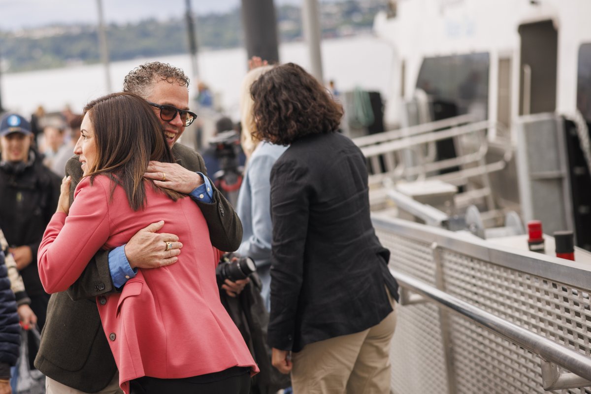 Seattle ↔️ Vashon Island – it's time to #SeizeTheBay! ⛴️🌞
Yesterday, Vashon residents joined King County Deputy Executive Shannon Braddock to celebrate the expansion of King County Water Taxi service, including NEW midday sailings starting July 1. bit.ly/3VHoVdv