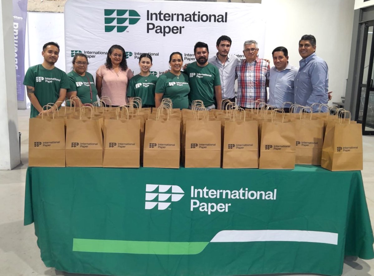 IntlPaperCo's tweet image. In Mexico, our Queretaro team packed 500 feminine care kits for young women and girls from our community who do not have access to sanitary pads. Menstrual poverty affects 1 in 4 girls and teenagers. Thank you to all our international volunteers for your #CourageToCare!