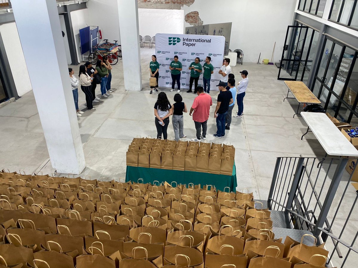 IntlPaperCo's tweet image. In Mexico, our Queretaro team packed 500 feminine care kits for young women and girls from our community who do not have access to sanitary pads. Menstrual poverty affects 1 in 4 girls and teenagers. Thank you to all our international volunteers for your #CourageToCare!