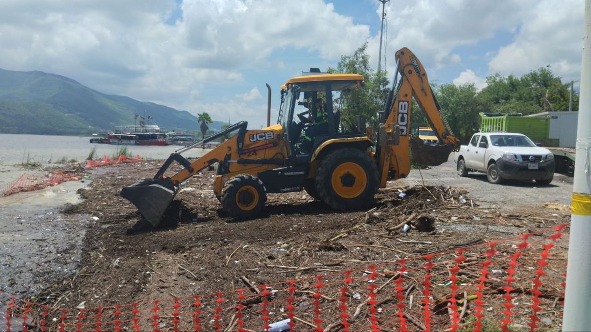 nuevoleon's tweet photo. ¡Seguimos limpiando Nuevo León! 
Las compañeras y compañeros de #Limpialeón están retirando la basura que la tormenta tropical Alberto arrastró hacia la presa La Boca. Estas acciones favorecen a que baje la turbiedad del agua y que el proceso de potabilización sea más eficiente https://t.co/fl3wFNpOIG
