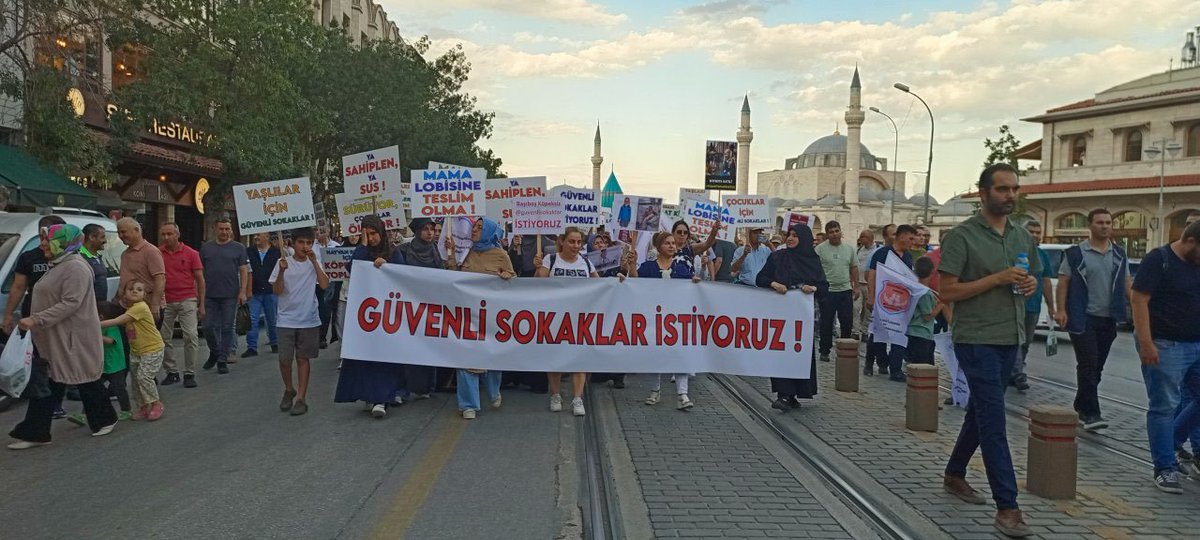 selen_secil123's tweet photo. Konya'da başıboş köpeklere yapılacak olan düzenlemeye ilişkin yürüyüşe katılan herkesin yüreklerinden öpüyorum ❤️

İlk fotoğraftaki bey, ŞefkatDer Başkanı Hayrettin Bulan.. Provokasyon yapınca yaka paça gözaltına alınmış :) https://t.co/eYDwcJeCga