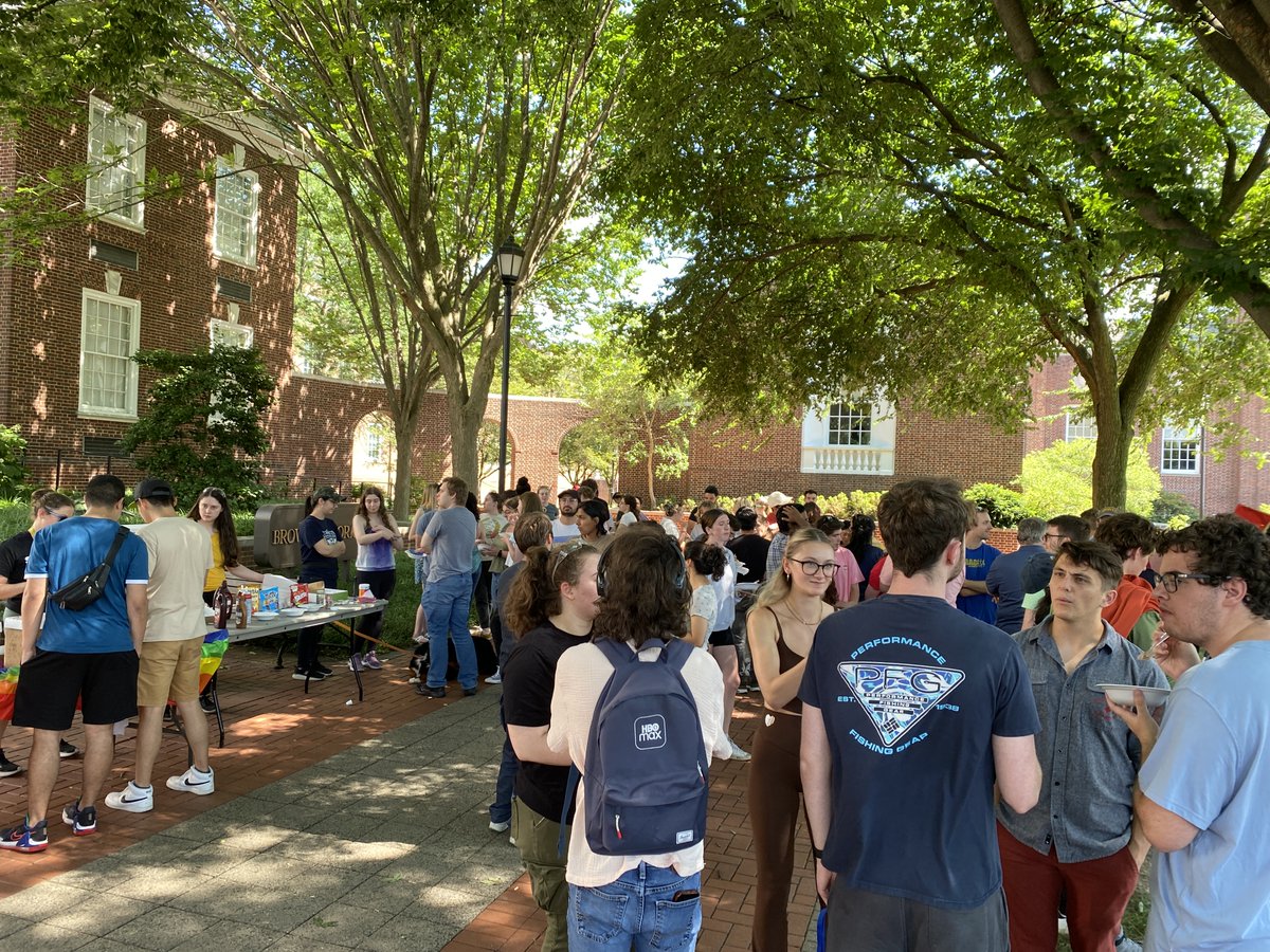 Great turnout for our annual A.C.I.D. <a href="/ChemistryUD/">UD Chemistry & Biochemistry</a> ice cream social to celebrate LGBTQ+ #PRIDE month! 🏳️‍🌈🏳️‍⚧️
Had lots of fun scooping with <a href="/MPWatsonLab/">MP Watson Lab</a> and @DAWatsonLab !
