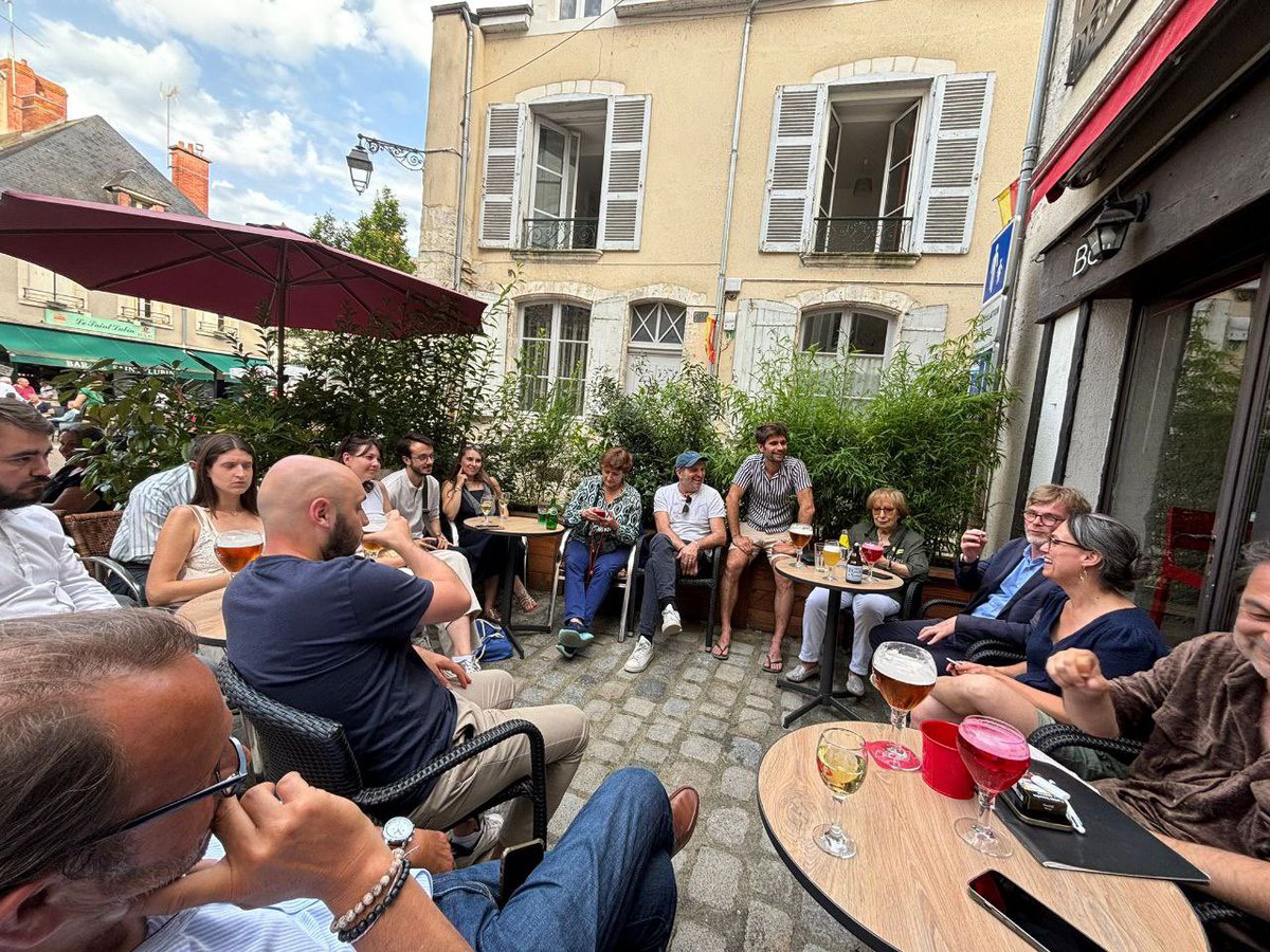 MFesneau's tweet photo. Dernière journée de campagne, à votre rencontre, dans cette élection législative dont les enjeux sont si essentiels pour notre territoire et pour notre pays. Je n’ai cessé de le mesurer, chaque jour, à travers nos échanges. 

J’étais avec vous ce matin à Montrichard : 

→ Sur son marché, qui met à l'honneur les savoir-faire des producteurs, la richesse de notre patrimoine agricole, et son excellence ; 
→ Pour tenir une permanence citoyenne, afin d'échanger sur vos attentes et sur des solutions concrètes pour améliorer votre quotidien. 

À La Chaussée-Saint-Victor, j’étais présent lors de l’inauguration des nouveaux locaux d’une entreprise locale majeure, symbole de l'attractivité du territoire, TP concept. Comme je l’ai toujours été, je serai aux côtés des acteurs qui font le dynamisme économique et social de la circonscription, ceux qui permettent la création d’emplois. 

Enfin, je conclus cette campagne de premier tour à Blois, avec une nouvelle réunion publique. 

Je suis convaincu comme beaucoup d’habitants de notre circonscription, que le choix des extrêmes est une impasse. Qu’il nous faut un projet crédible, responsable, clair et cohérent pour faire avancer les dossiers du territoire et pour une France plus unie, solidaire et forte. 

Le 30 juin prochain, votez dès le premier tour pour le rassemblement autour de nos valeurs républicaines et démocrates.