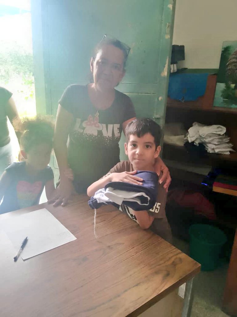 Gracias al presidente <a href="/NicolasMaduro/">Nicolás Maduro</a> y al 1x10 del buen gobierno se realizó la Entrega de uniformes escolares a la  institución educativa EBE Creación San Vicente  Mcpio Girardot.
#ConNicoTenemosPaz 
<a href="/_LaAvanzadora/">Yelitze Santaella</a> 
@MPPEDUCACION 
<a href="/LeiraSuarezPsuv/">LeyraSuarezPsuv</a> 
<a href="/Soykarinacarpio/">Karina Carpio</a>