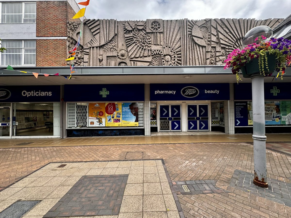 joncarrigan's tweet photo. My annual photo exped this week, spent in and around the new towns of Beds, Bucks, Herts and Essex.  Some marvellous mid century architecture (though generally a bit run down).  @C20Society #publicart @lutoncouncil @HemelHempsteadT @StevenageBC @DunstableTC https://t.co/GQZ346hGPf