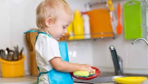 Bozokbey52's tweet photo. 30 yıllık bir öğretmenden:

ÇOCUKLARINIZ İÇİN YATIRIM TAVSİYESİ;

Meslek bana şunu öğretti: Odasını toplayan çocuk hayatını da toparlıyor, marketten alışveriş yapan çocuk, ilerde kendisi için doğru seçim yapmayı öğreniyor, bağımsız dolmuşa binen çocuk, il dışına gidince her yolculuğun sonunda bir durak var deyip, barınma ve kalmayı öğreniyor.

Hayatı boyunca onu taşıyacak tek dört teker aracın anne ve babasın da olmadığını öğreniyor, korkmuyor.. Yanlışı yüzüne uygun dille söylenen çocuk, hatasını ört pas etmek için yalan dolan bahane üretmiyor, hata benim diyebiliyor.

Bulaşık makinesi boşaltan çocuk beynini de boşaltmayı becerebiliyor. Babasının nasıl para kazandığını gören çocuk, kendisi için ayrılan bütçeye saygı duymayı
öğreniyor. Aç kalınca istediği yemeği vermezseniz, her zaman istediği yiyecek ile tokluk olmayacağını öğreniyor.

Çocuklar için akademik destek veremeyebilirsiniz ama sorumluluk vermek, ileride alacağınız doğru bir yatırımdır.

#kişiselgelişim #aile #çocuk #borsa #yatırım #bes #bireyselemeklilik