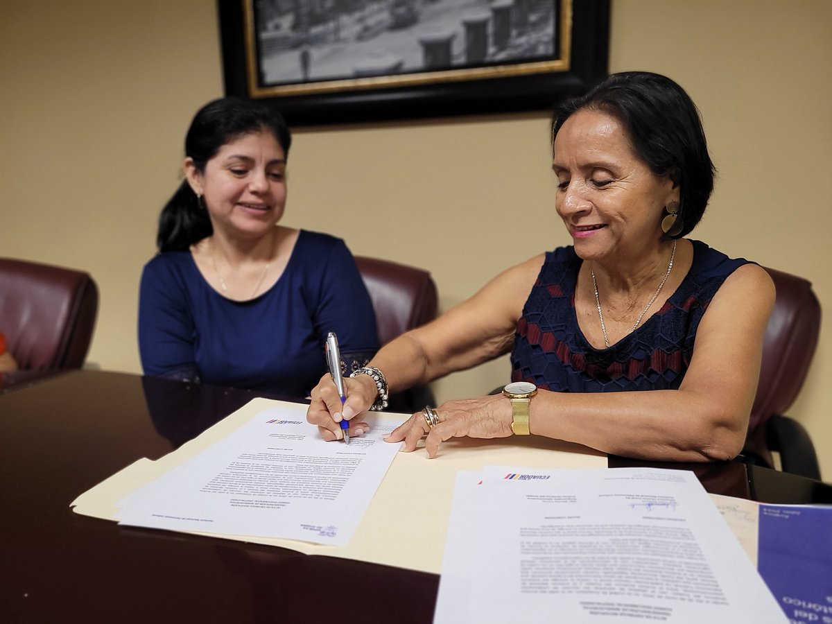 INPCEcuador's tweet photo. 📜 En un acto de colaboración interinstitucional, Lilian Ricaurte, directora de la Zonal 5 del Instituto Nacional de Patrimonio Cultural, entregó a Martha Torres, administradora del Archivo Histórico del Guayas, la transcripción de varios manuscritos de la época colonial.
1/5 https://t.co/bfwvW3bFRh