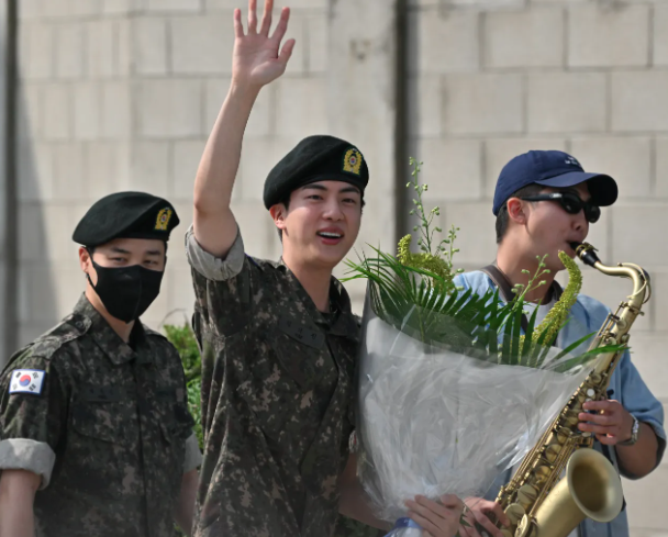 AboutMusicYT's tweet photo. bts' jin getting discharged from the military https://t.co/zazYWK3g4o