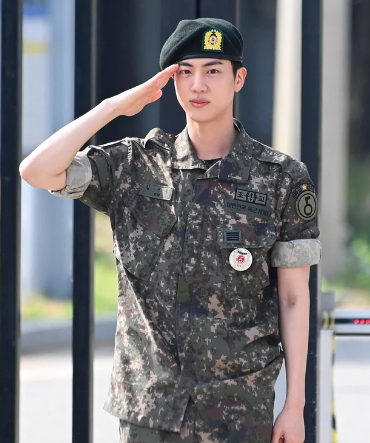 AboutMusicYT's tweet photo. bts' jin getting discharged from the military https://t.co/zazYWK3g4o