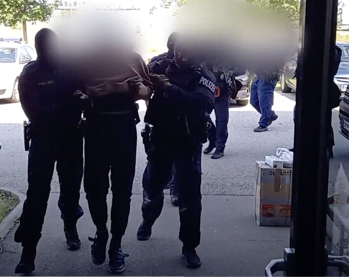 Maja T. wird in #Budapest von schwer bewaffneten Polizeikräften aus 🇩🇪/🇦🇹/🇭🇺 vorgeführt. Die @GStABerlin sieht sich Berichten zufolge nicht in der Verantwortung, T. zurückzuholen.
Foto: Polizei Ungarn