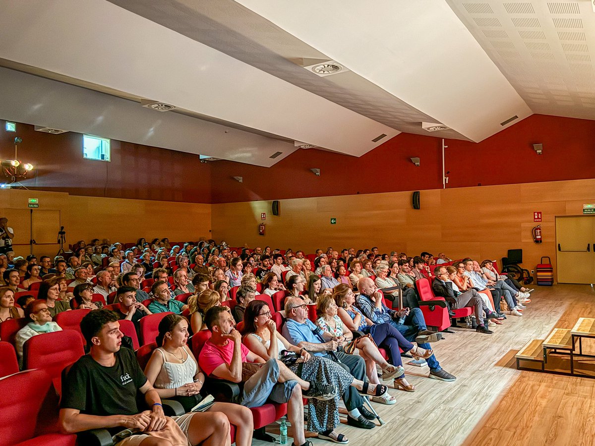 IPM_EMMVA's tweet photo. Muchas gracias a todos los que hoy nos habéis acompañado en el acto homenaje a Celia González, con su familia, sus amigos sus compañeros y alumnos… GRACIAS ❤️
#SiempreEnNuestroCorazón
#EnclavedeCe https://t.co/9sbuAdW73m