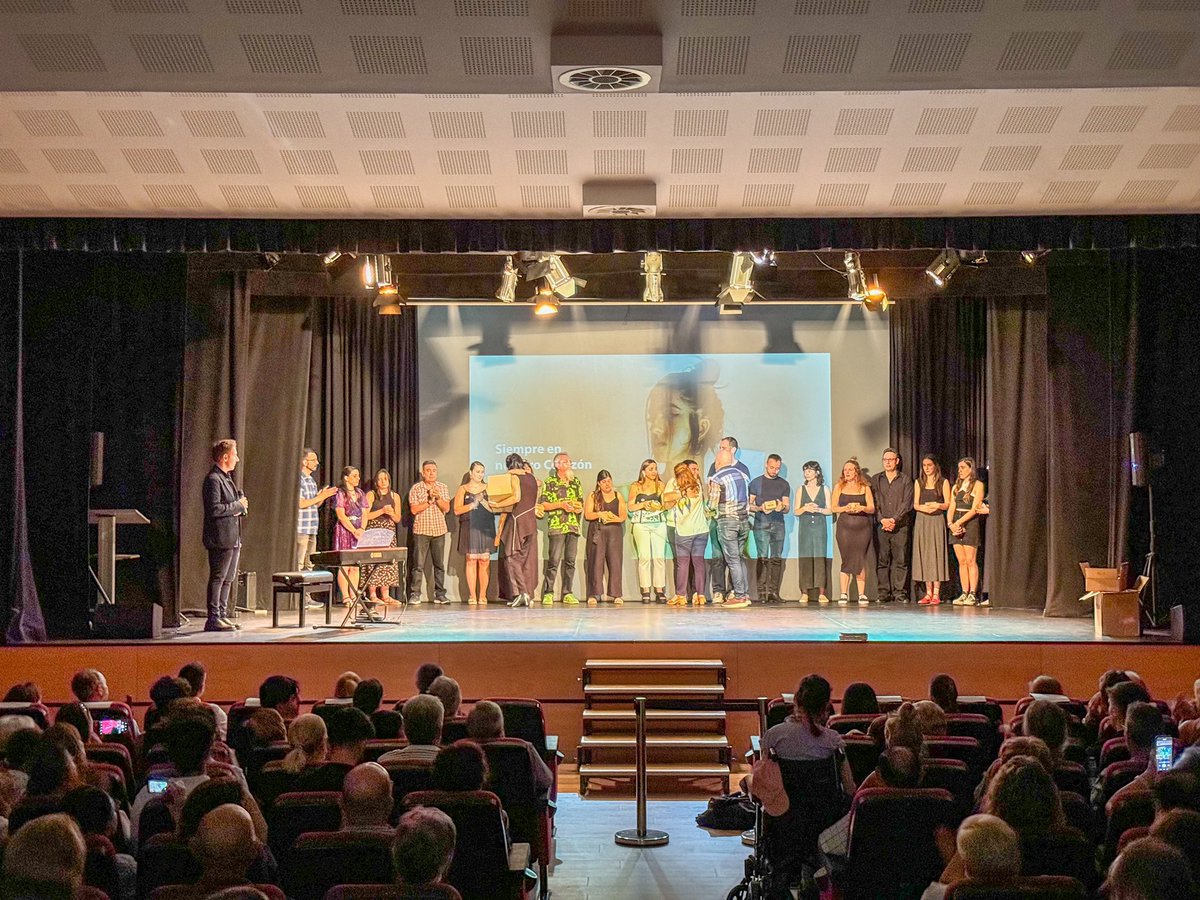 IPM_EMMVA's tweet photo. Muchas gracias a todos los que hoy nos habéis acompañado en el acto homenaje a Celia González, con su familia, sus amigos sus compañeros y alumnos… GRACIAS ❤️
#SiempreEnNuestroCorazón
#EnclavedeCe https://t.co/9sbuAdW73m