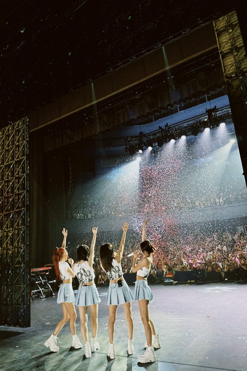 Thank you for having us, Chicago! We really happy that night. Another yellow colored on my memories created again since we met Chicago Midzy. A lovely night we wont forget... 🌙💛🥂✨️